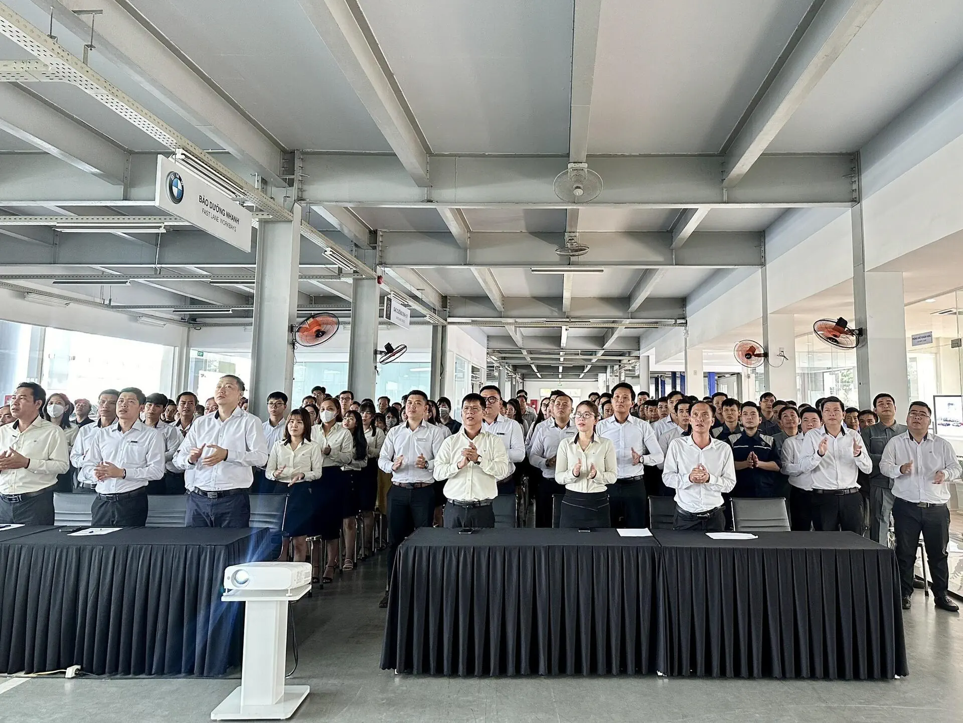 THACO AUTO Cần Thơ tổ chức lễ chào cờ tháng 3 năm 2024