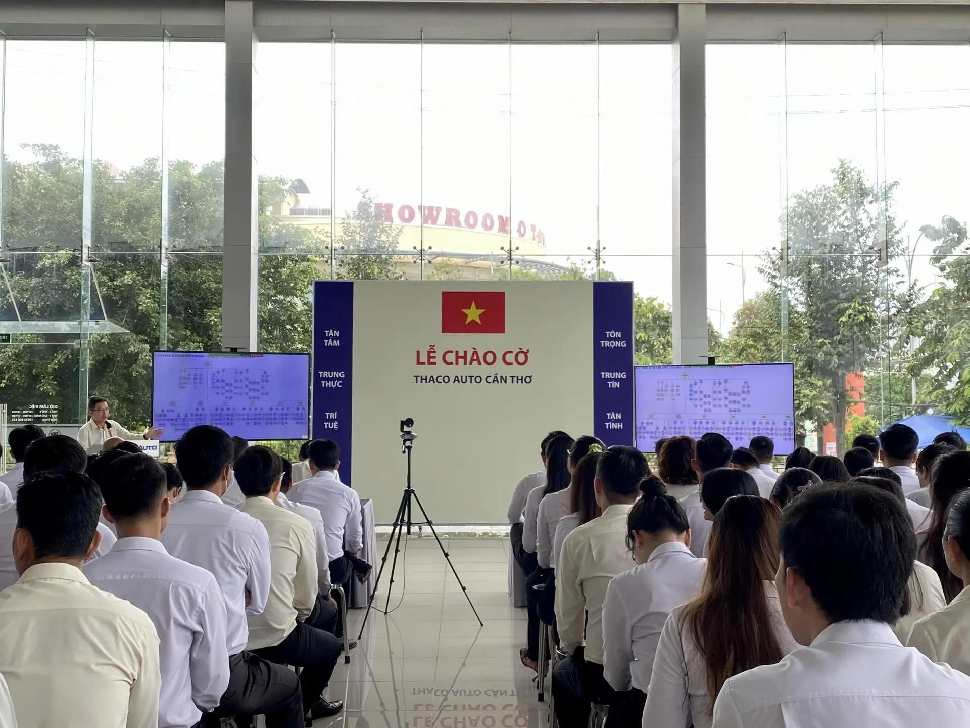 Lễ chào cờ tháng 10: CBNV THACO AUTO Cần Thơ đẩy mạnh phục vụ khách hàng dịp cuối năm