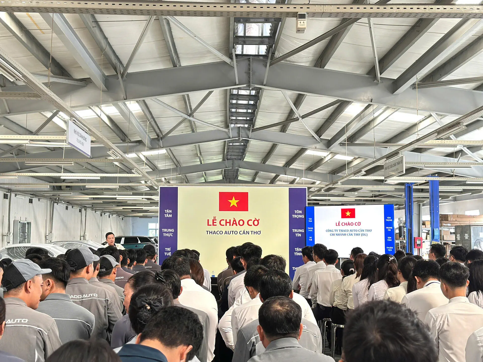 THACO AUTO Cần Thơ tổ chức lễ chào cờ cuối cùng của năm 2024 - Triển khai công tác chăm sóc khách hàng mùa lễ hội